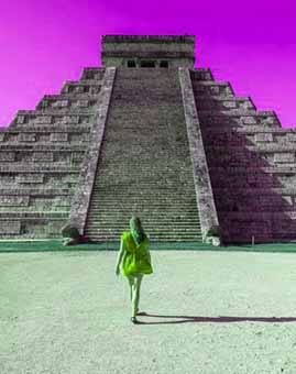  zdjęcie kobiety na tle piramidy majów